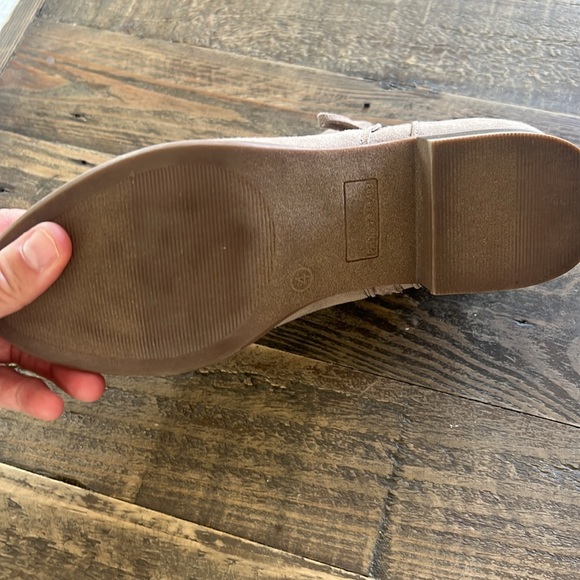 Girls Sonoma Heel Ankle Boots, tan with accent ribbon detail. size 4 - Picture 6 of 7